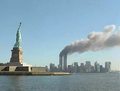 Terroranschläge des 11. September 2001 in New York City: Blick auf World Trade Center und Freiheitsstatue.